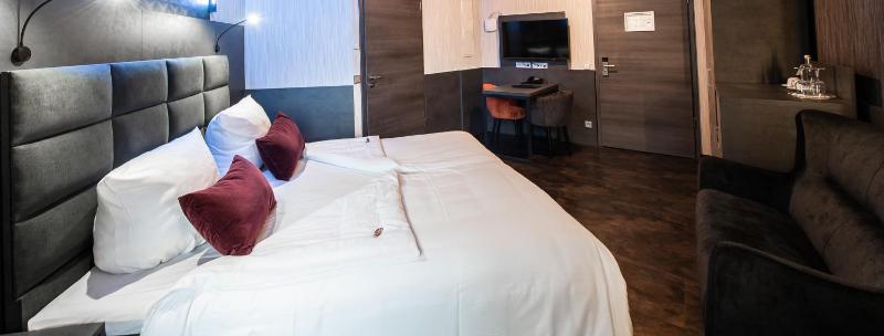 Deluxe Double Room image 2