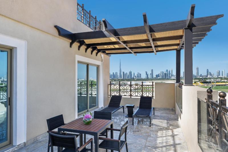 Suite , 20% F&B ,Salon, with Complimentary Shuttle to Dubai Mall & La Mer Beach image 4