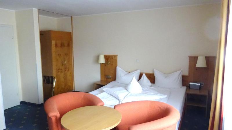 Standard Double Room image 4