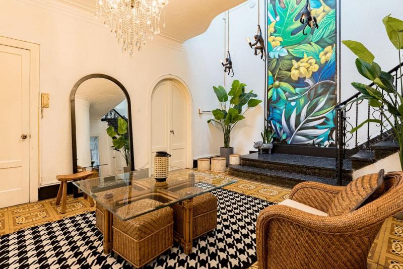Huge Home for 23 Rare Indoor Garden Near Hotspots - image 17