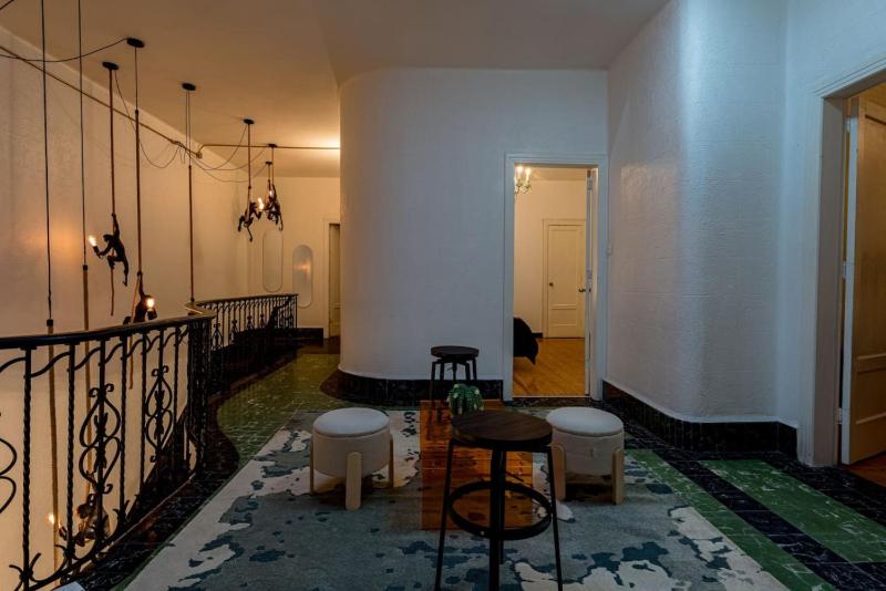 Huge Home for 23 Rare Indoor Garden Near Hotspots - image 14