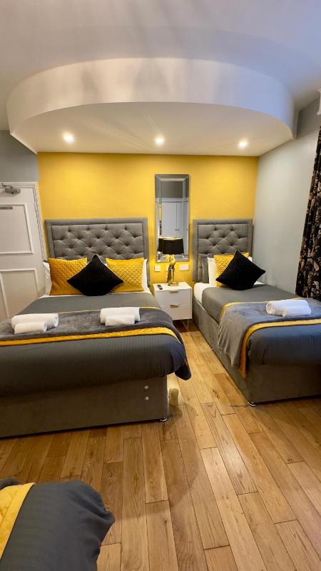 Standard Quadruple Room image 4
