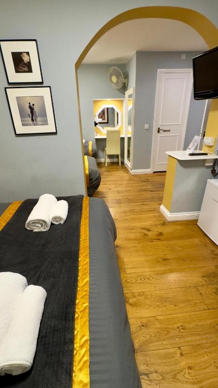 Standard Quadruple Room image 3