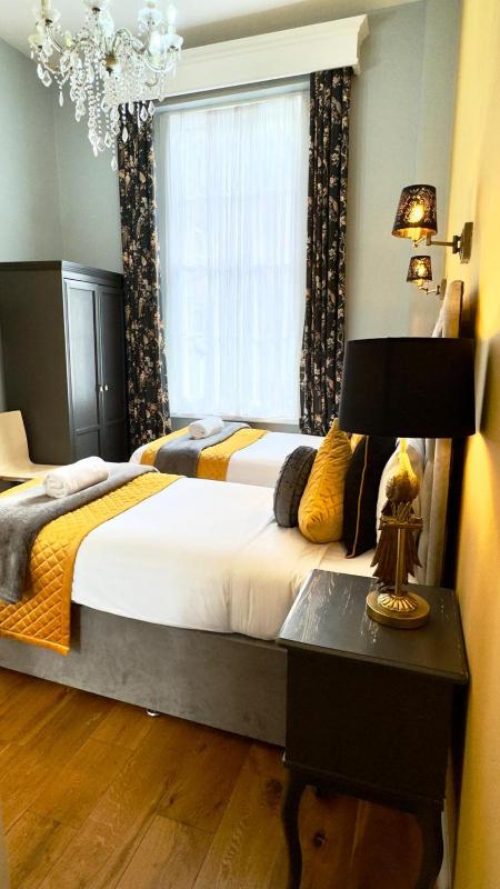 Standard Twin Room image 4