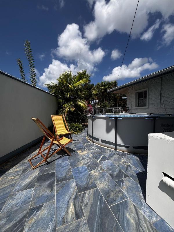 Elm's Secret Nest Westmoorings-2 Bedroom Suite and Pool - image 2