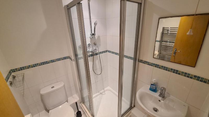 Private Luxury Ensuite Room Southampton - image 9