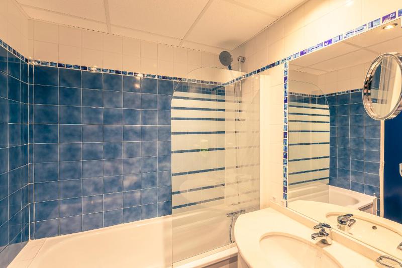 Standard Double Room - with Bathtub image 4