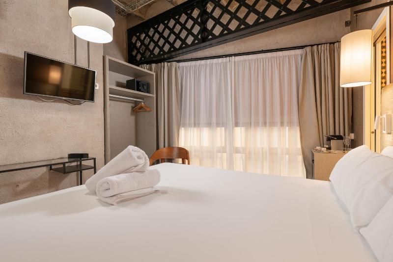 Double Room image 3