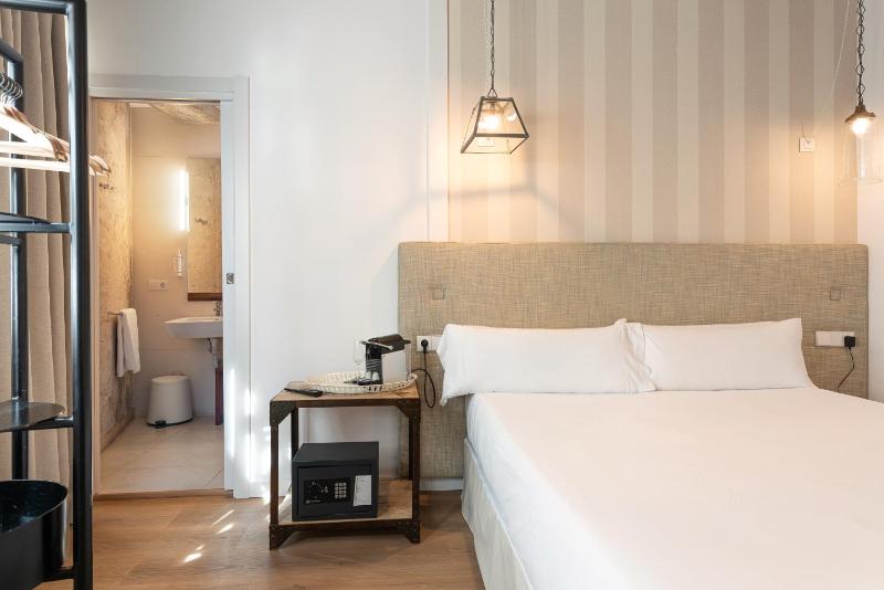 Double Room image 1