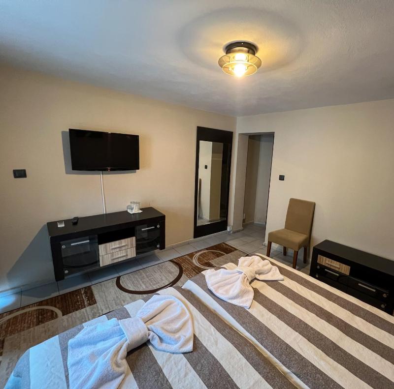 Twin Room image 3