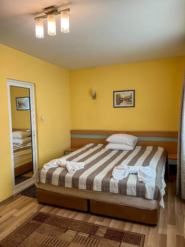 Double Room image 3