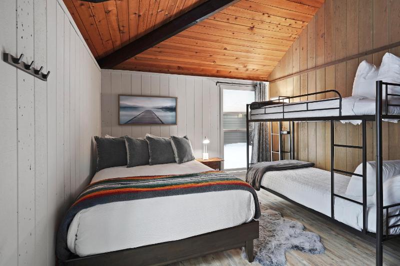 12 Quartz Mountain - image 32