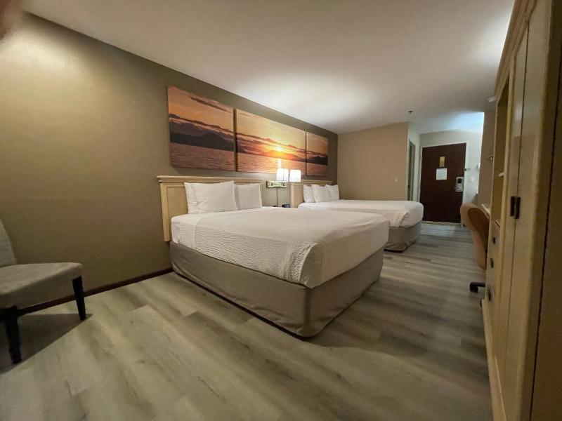 Queen Room with Two Queen Beds - Non-Smoking image 3