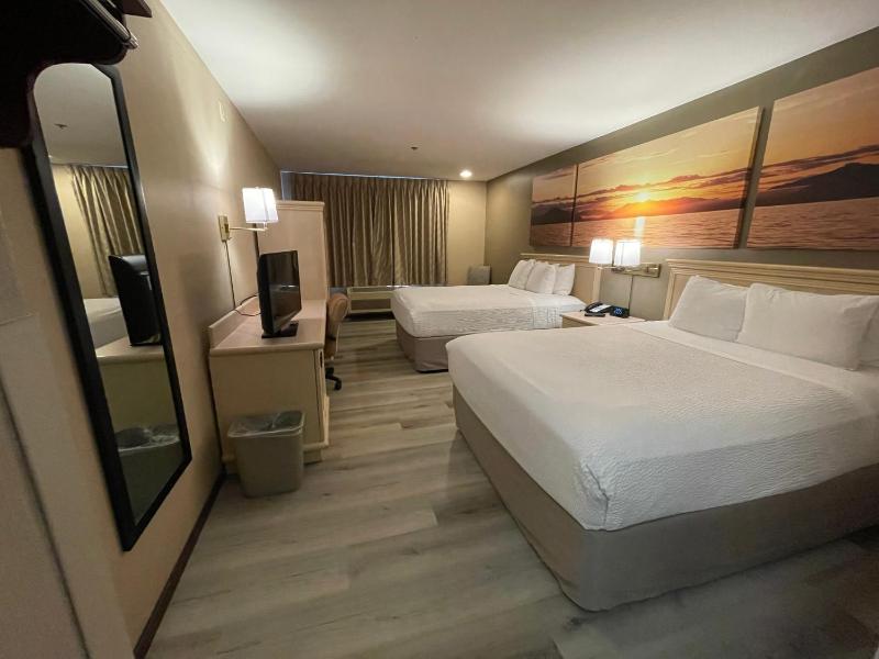 Queen Room with Two Queen Beds - Non-Smoking image 2