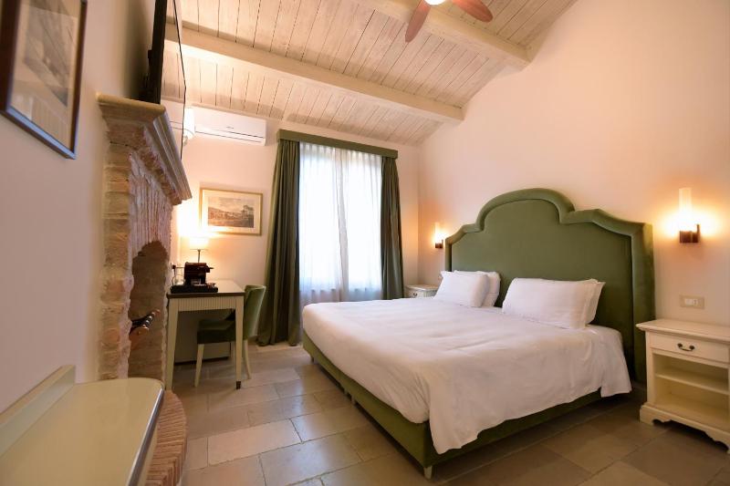 Double or Twin Room image 3