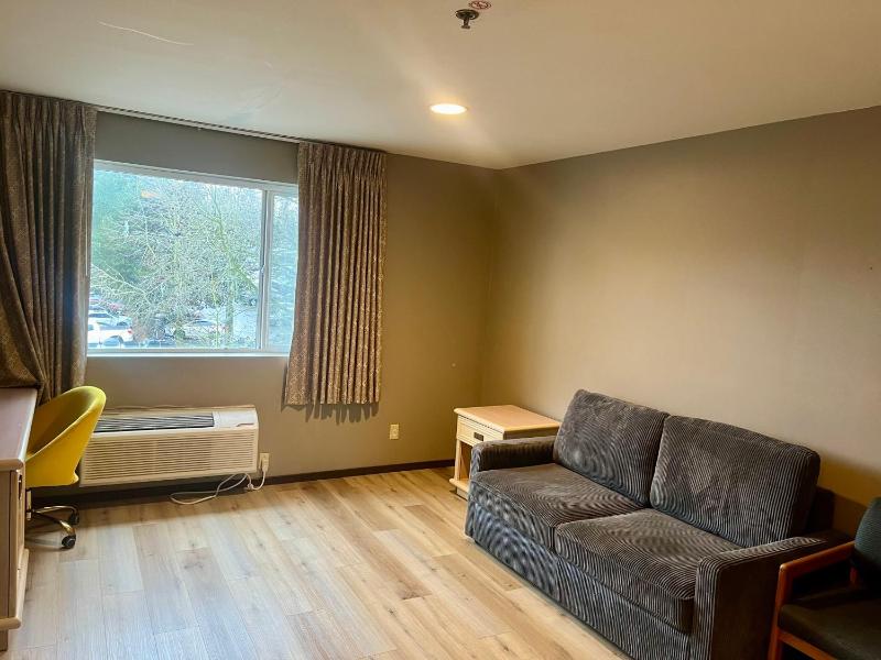 1 Queen Bed, Studio Suite, Non-Smoking  image 3