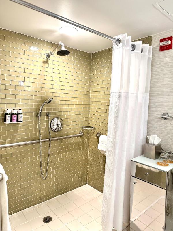 Double Room with Two Double Beds and Mobility Accessible Roll-In Shower image 3