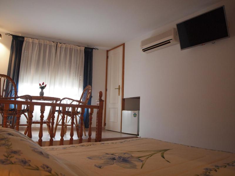 Standard Double Room image 4