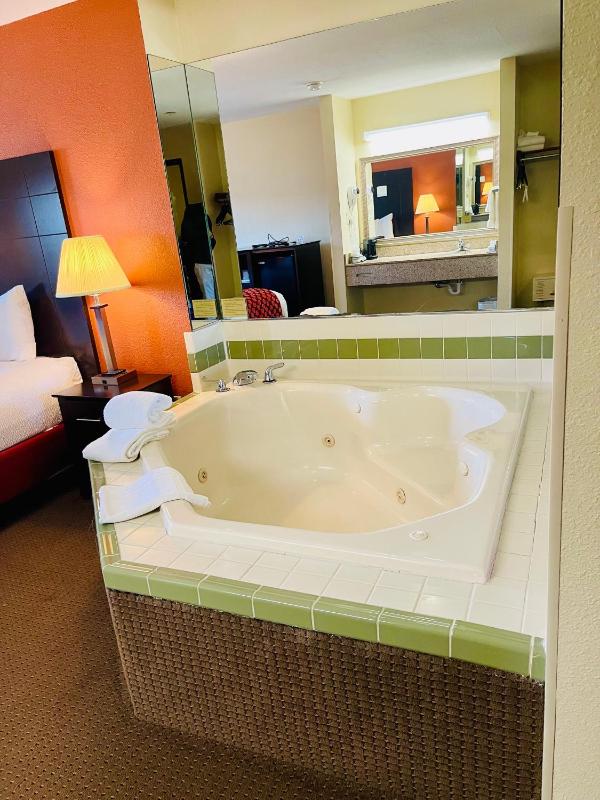 Suite with One Double Bed and Jetted Tub with Grab Bars - Mobility Accessible/Non-Smoking image 3
