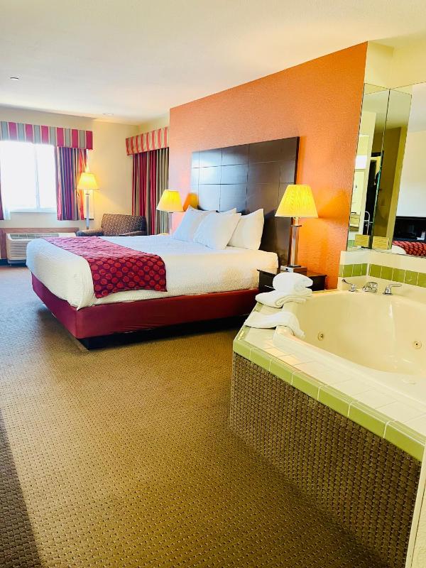 Deluxe King Suite with Jetted Tub - Non-Smoking image 4