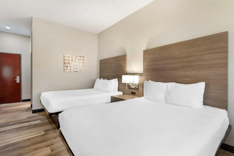 Queen Room with Two Queen Beds and Roll-In Shower - Non-Smoking image 4