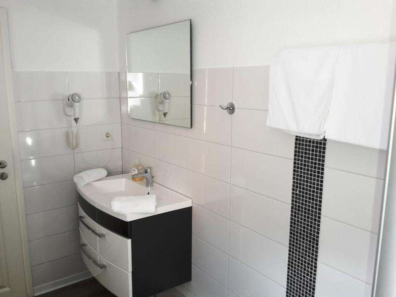 Small Double Room image 3