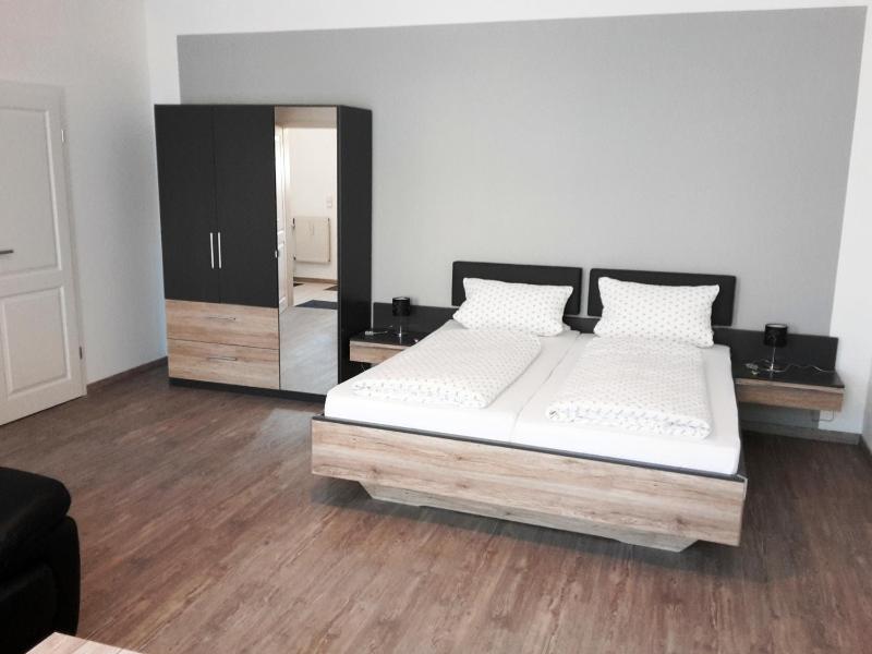 Large Double Room image 3