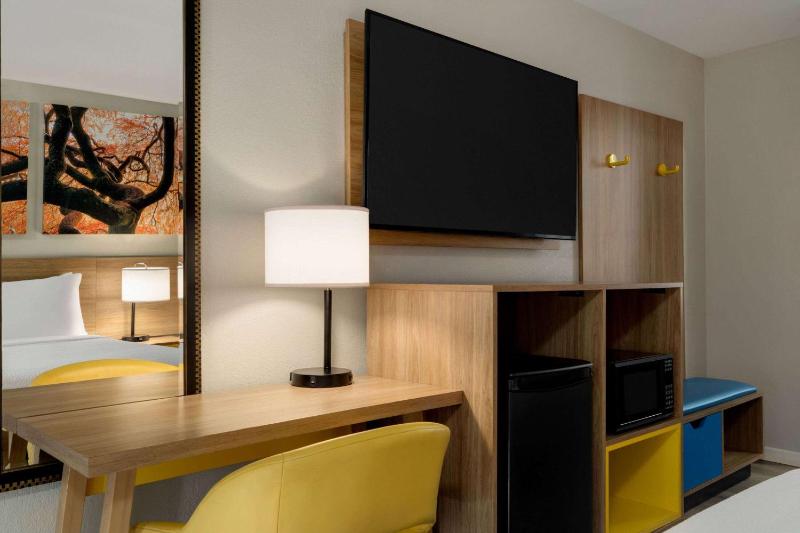 Deluxe Double Room with Two Double Beds - Non-Smoking image 3