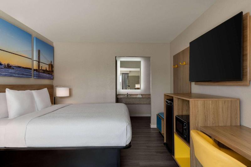Deluxe King Room - Non-Smoking image 2