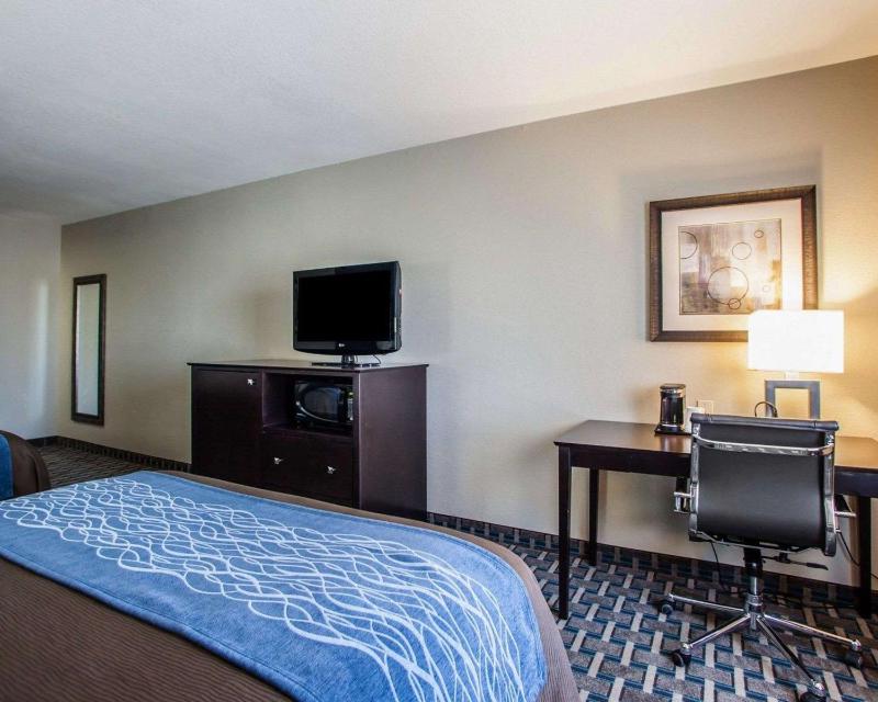 Queen Room with Two Queen Beds - Non-Smoking image 2