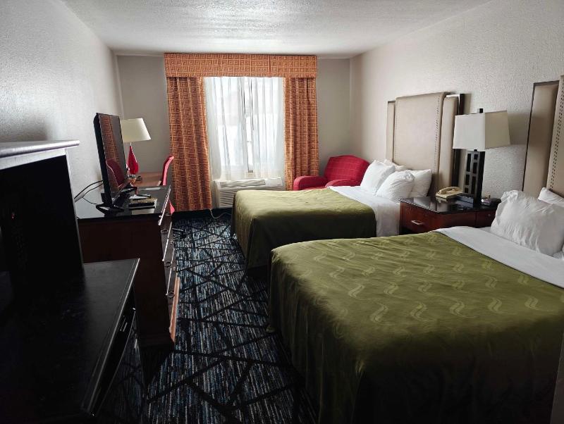 Queen Room with Two Queen Beds - Non-Smoking image 2