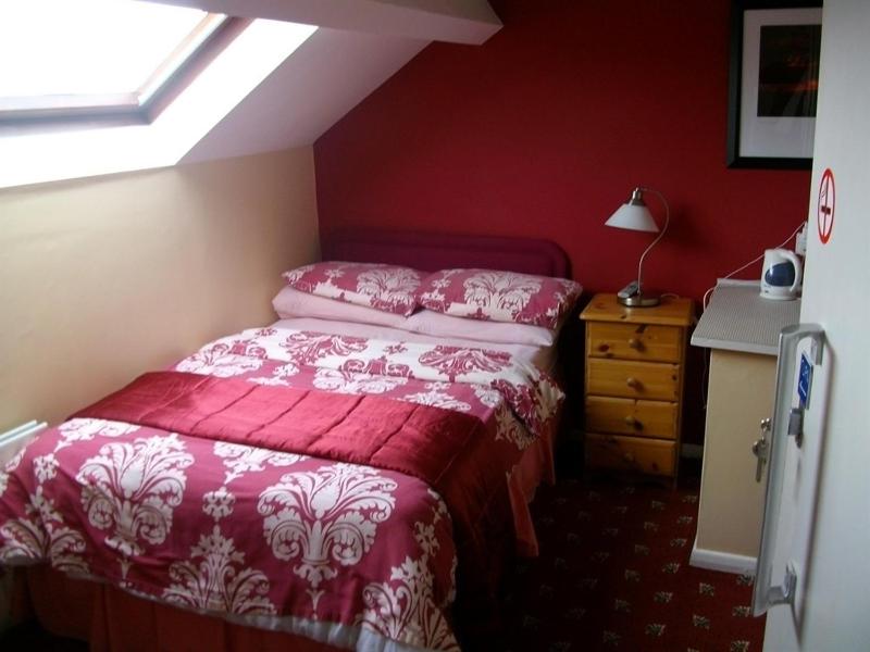 Single Room with Shared Bathroom image 1