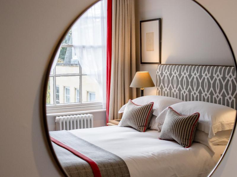 Small Double Room image 3