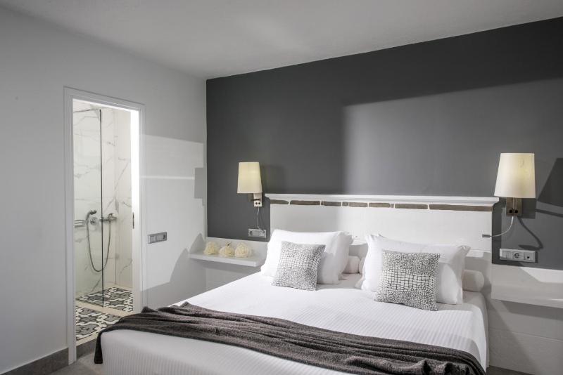 Superior Triple Studio with Sea View image 1