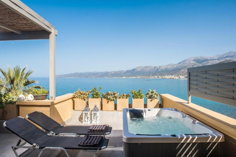 Family Two-Bedroom Apartment with Sea View  image 4