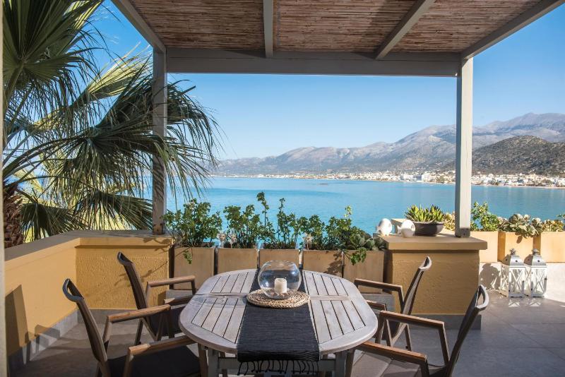 Family Two-Bedroom Apartment with Sea View  image 3