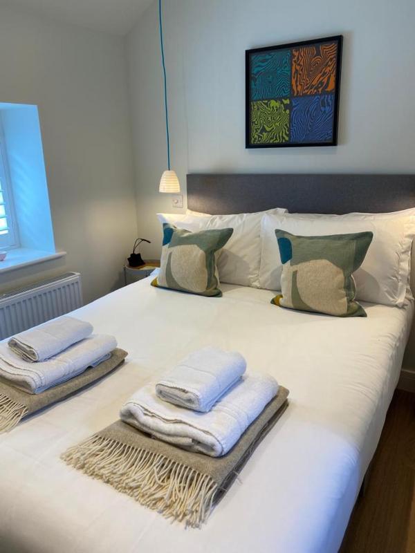 One-Bedroom Apartment image 4