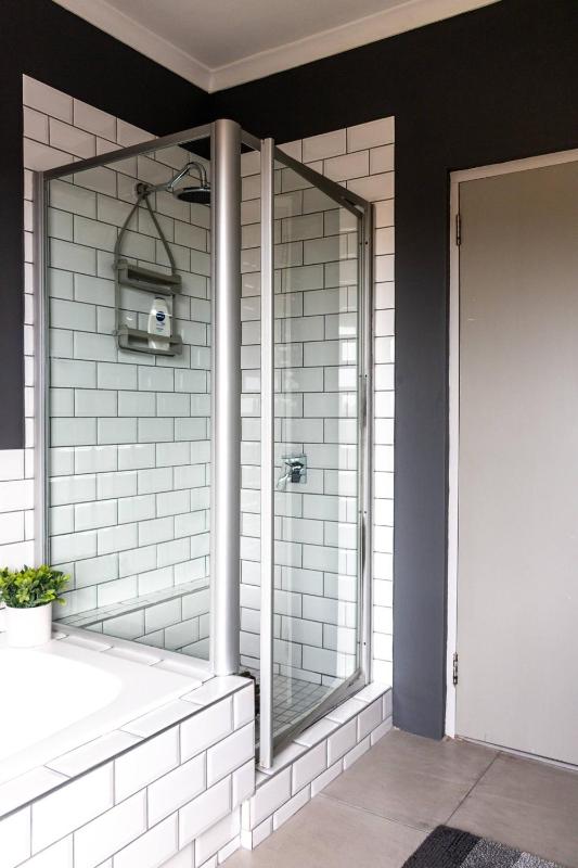 Serene Langebaan Getaway with Garden and pool views - image 11