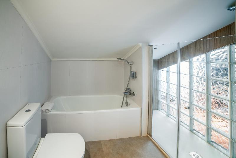 Three-Bedroom Apartment with Pool View image 1