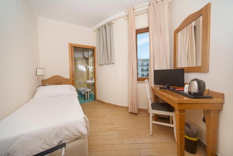 Classic Single Room image 4