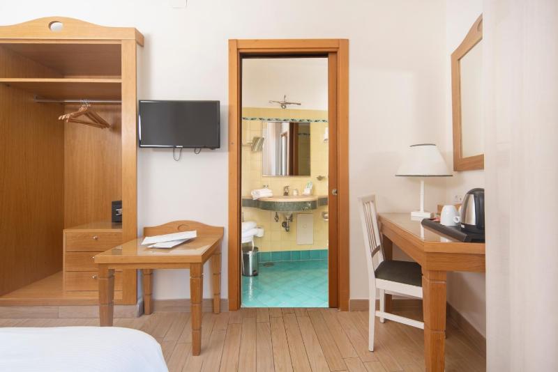 Classic Double Room with Balcony image 1