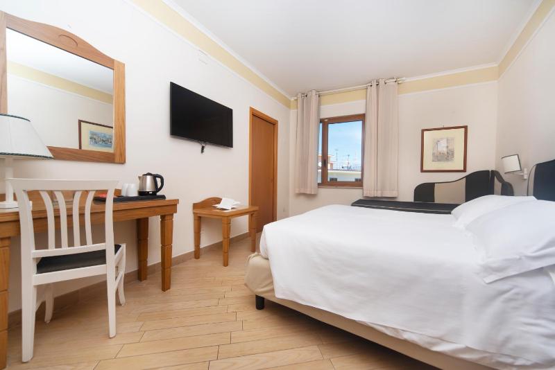 Classic Triple Room image 2