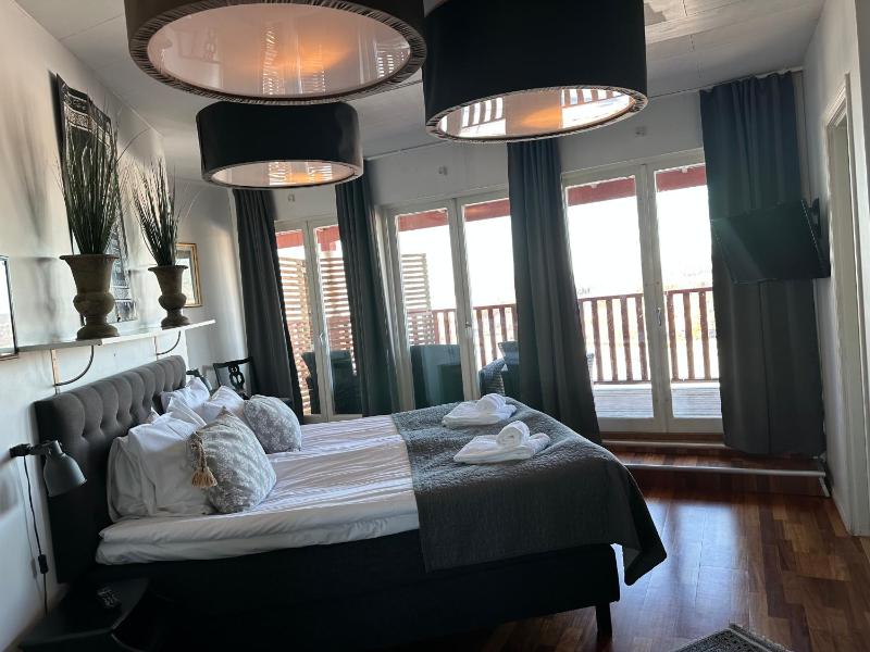 Double Room with Lake View image 3