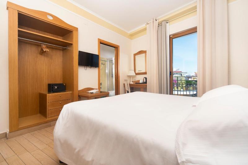 Classic Double Room with Balcony image 2