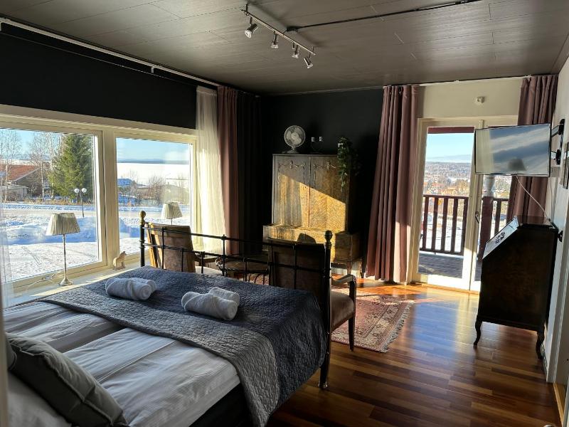 Double Room with Lake View image 1