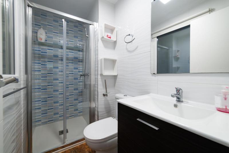 One-Bedroom Apartment with Balcony and Sea View image 3