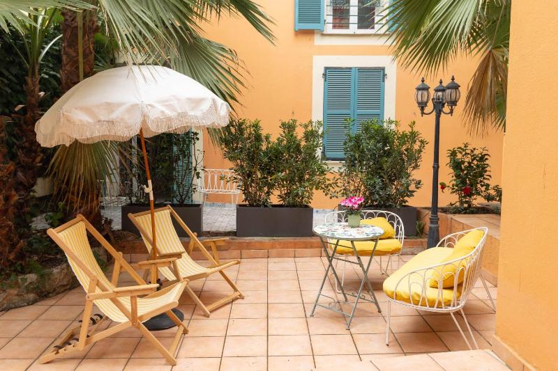 Deluxe Double Room with Terrace image 3