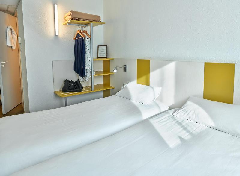 Superior Twin Room image 3