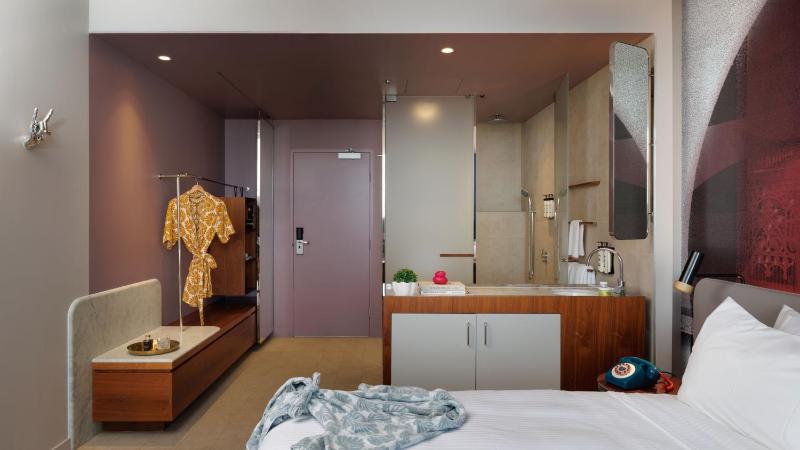 Standard King Room with Balcony and Harbour View image 2