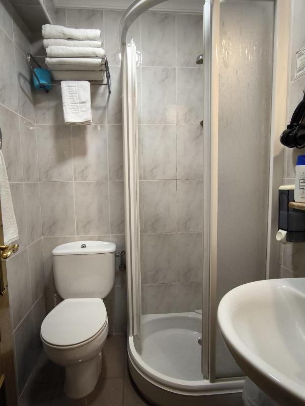 Quadruple Room with Bathroom image 2